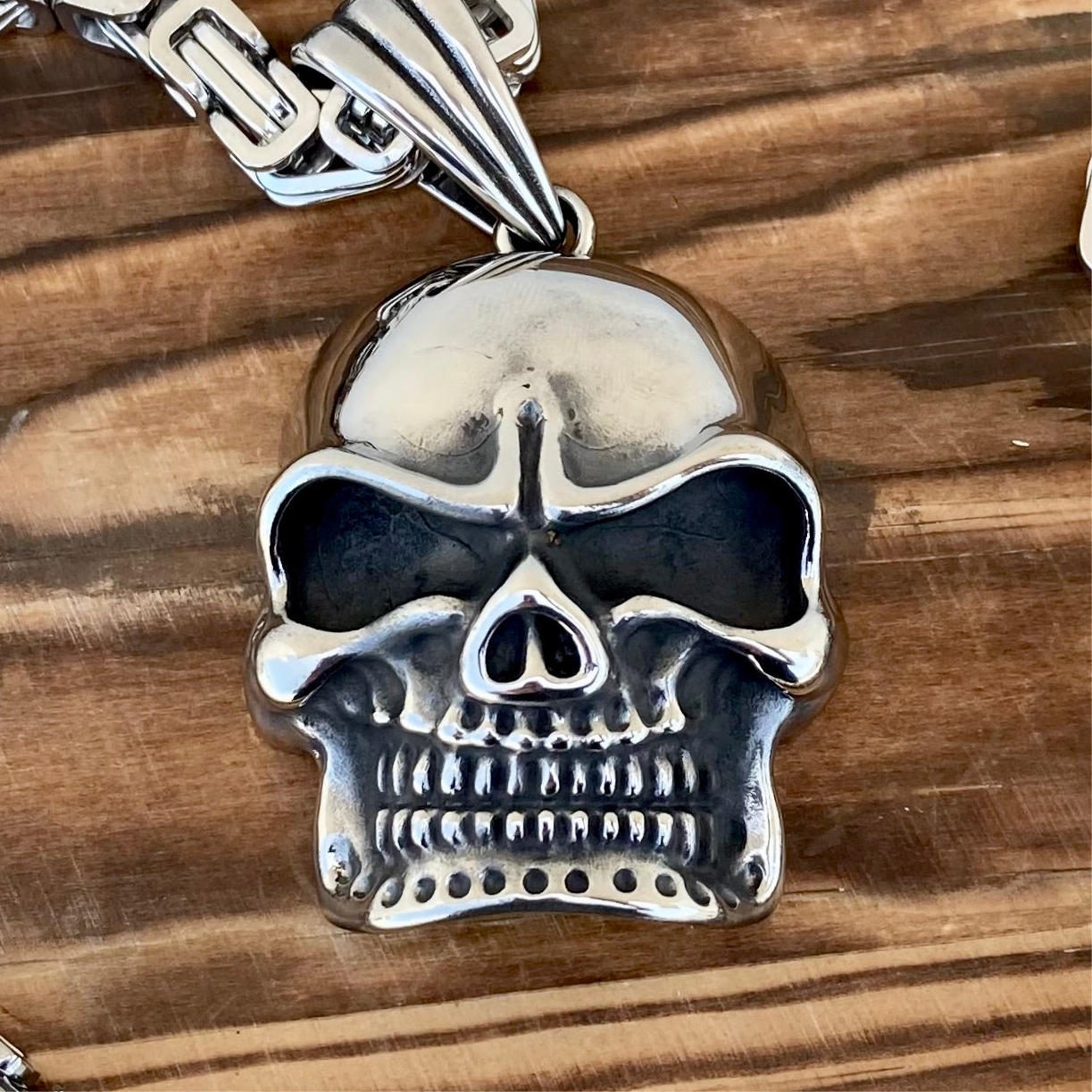 pendant-bone-crusher-skull-