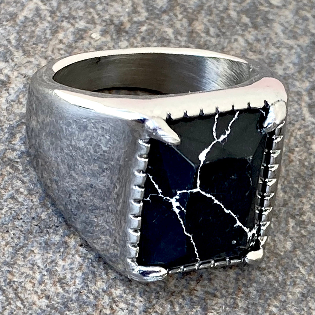 skull-ring-black-stone-lone-