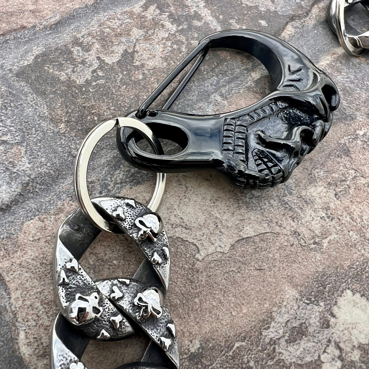 wallet-chain-huge-skull-and-