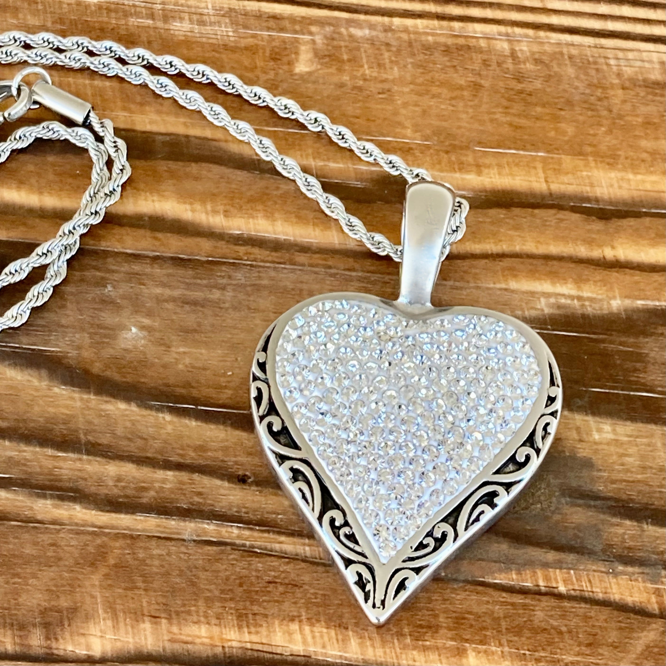 アクセサリー - CLASSICGENTLEMAN HEART PIN - SILVER Crystal Heart Pendant - White - Rope Necklace or Omega - AJ01