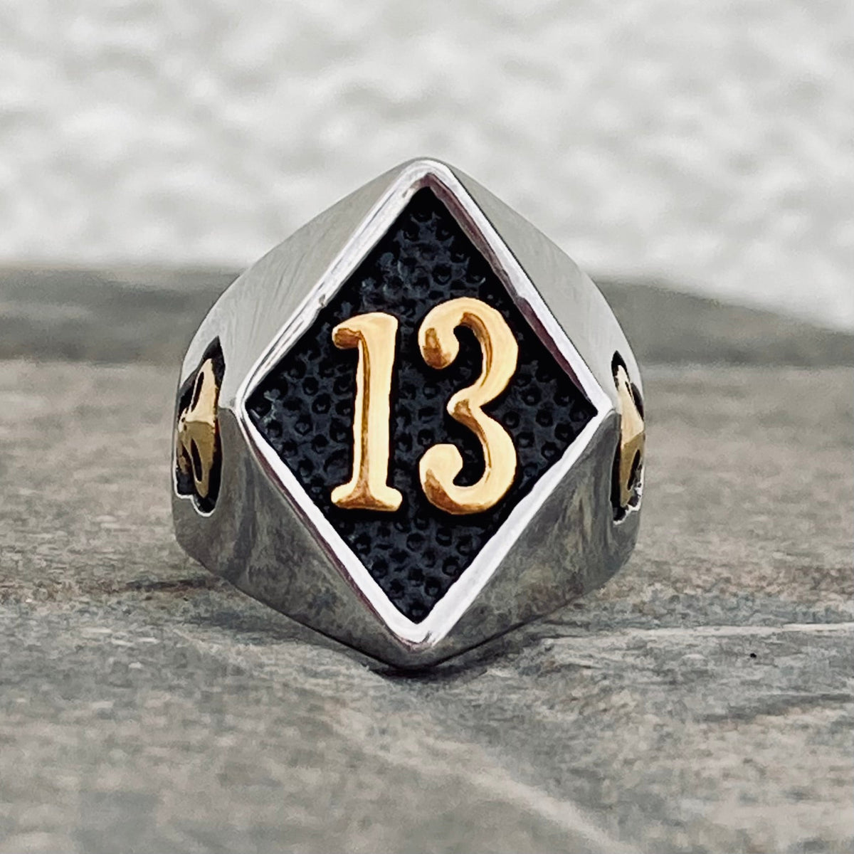 skull-ring-13-ring-black-gold-