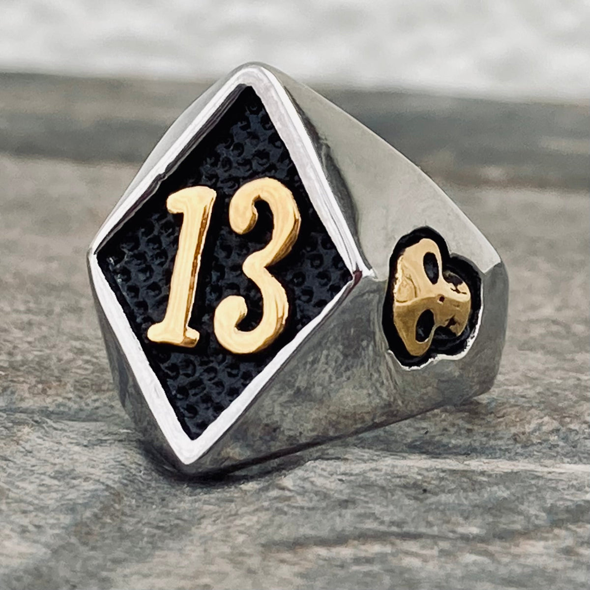 skull-ring-13-ring-black-gold-