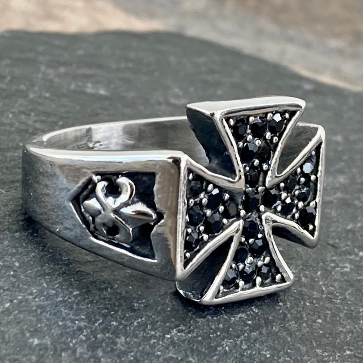 skull-ring-cross-ring-matthew-